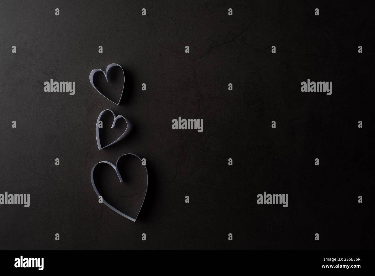 Carta bianca a forma di cuore in ombra su sfondo nero Foto Stock Carta bianca a forma di cuore in ombra su sfondo nero Foto Stock