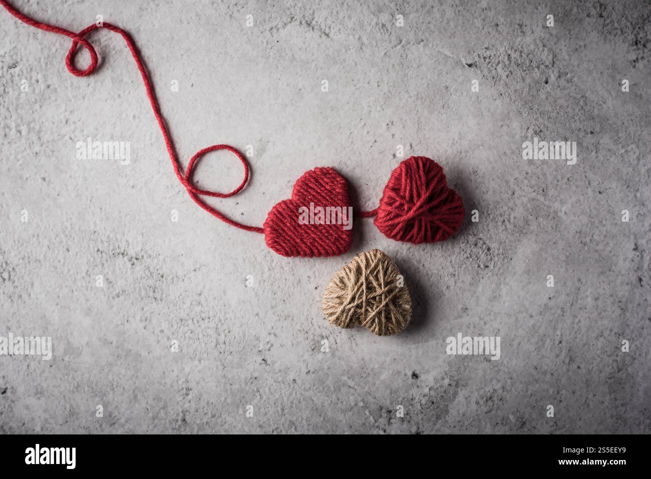 Il cuore rosso del filo ha modellato sullo sfondo della parete Foto Stock Il cuore rosso del filo ha modellato sullo sfondo della parete Foto Stock