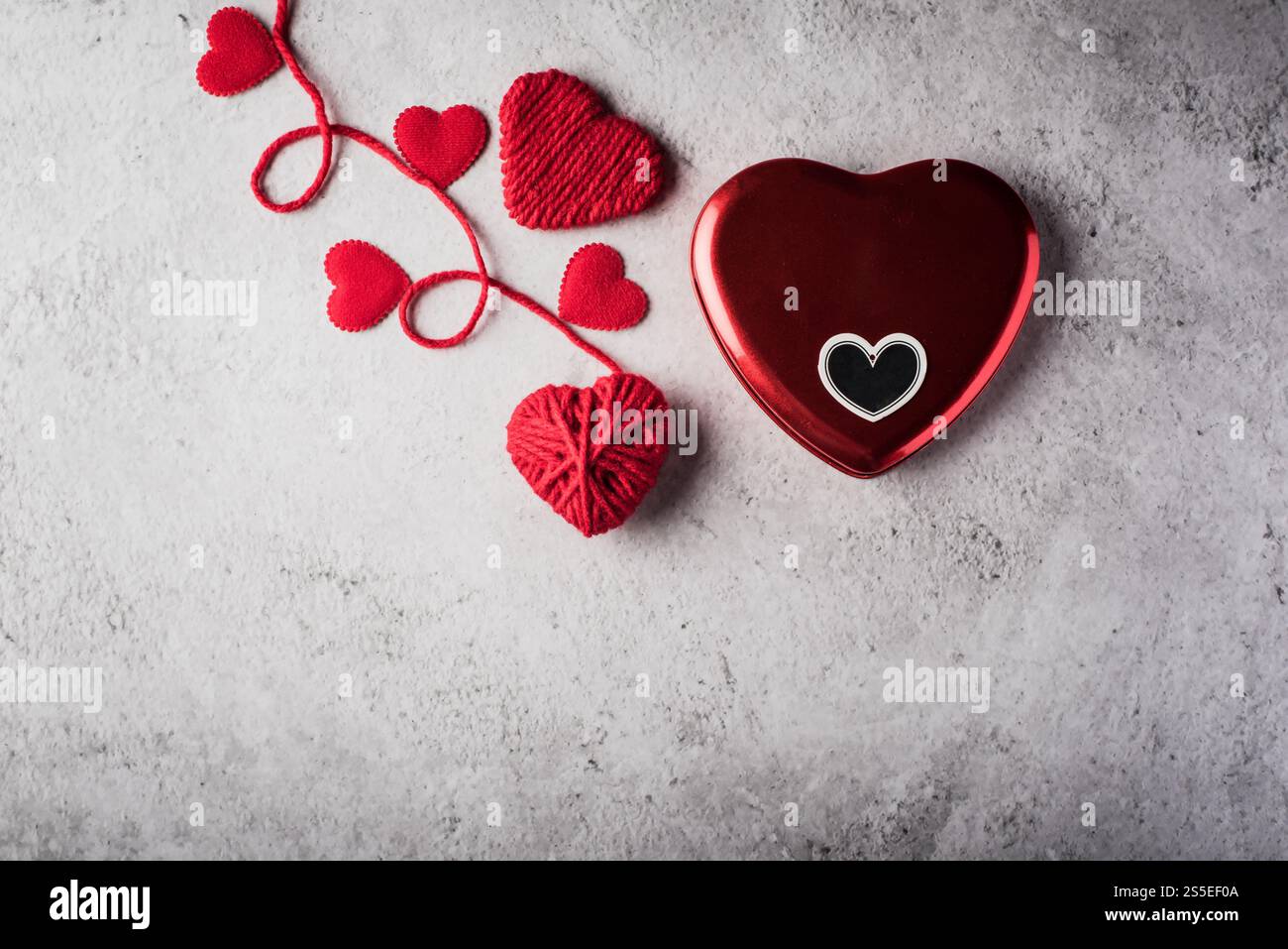 Il cuore rosso del filo ha modellato sullo sfondo della parete Foto Stock Il cuore rosso del filo ha modellato sullo sfondo della parete Foto Stock