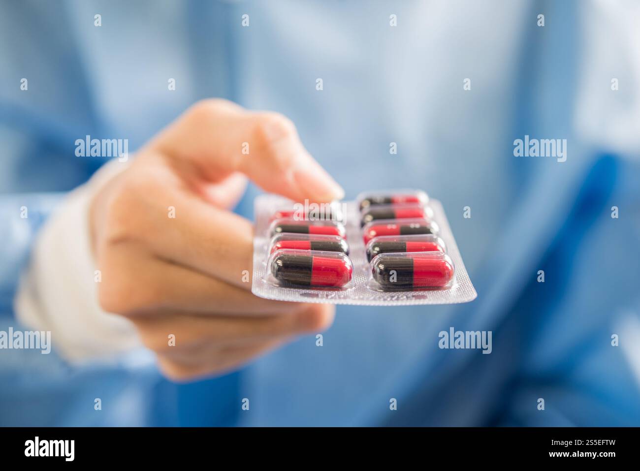 Donna farmacista titolare di prescrizione medica da ordine medico Foto Stock
