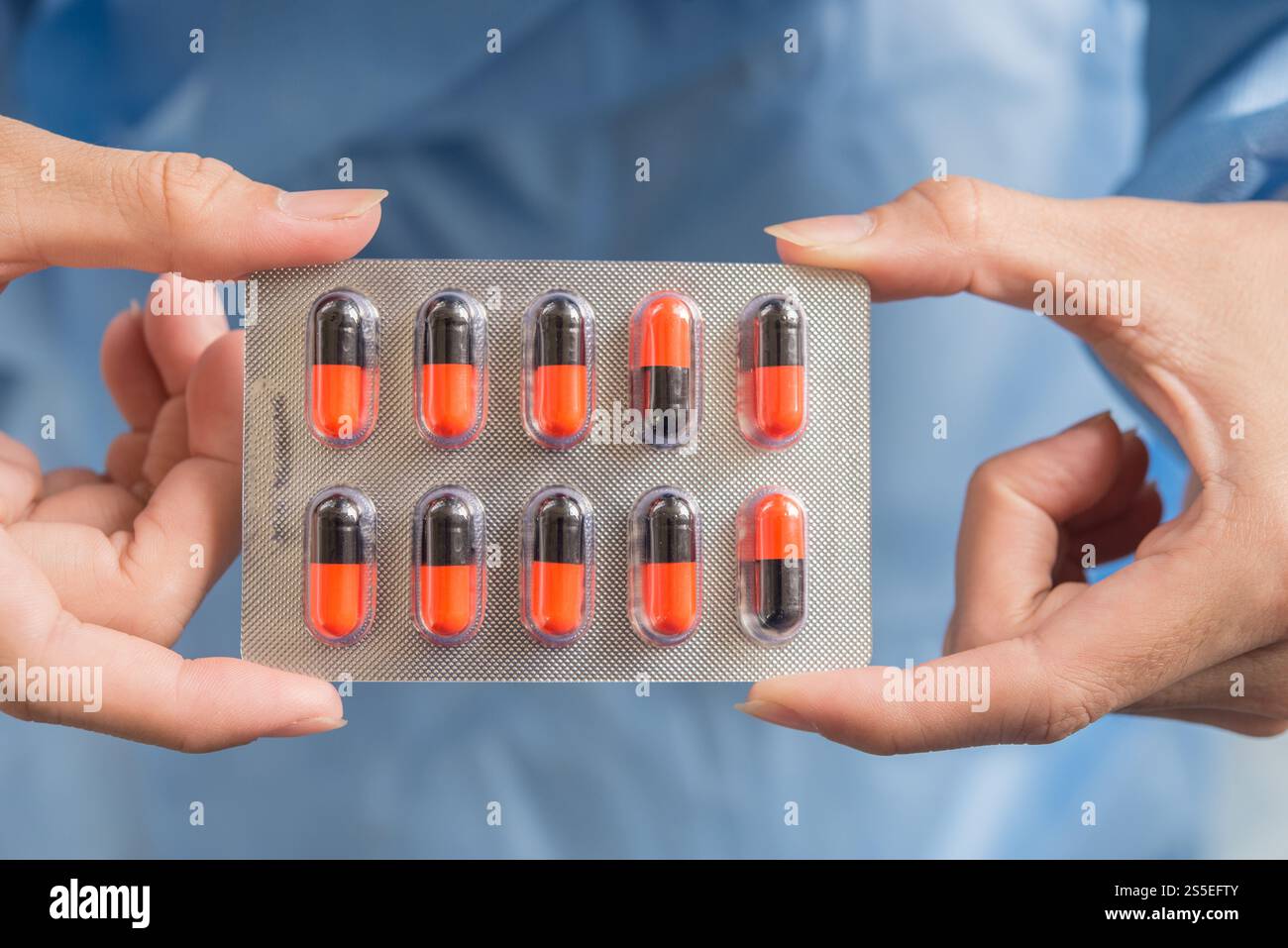 Donna farmacista titolare di prescrizione medica da ordine medico Foto Stock