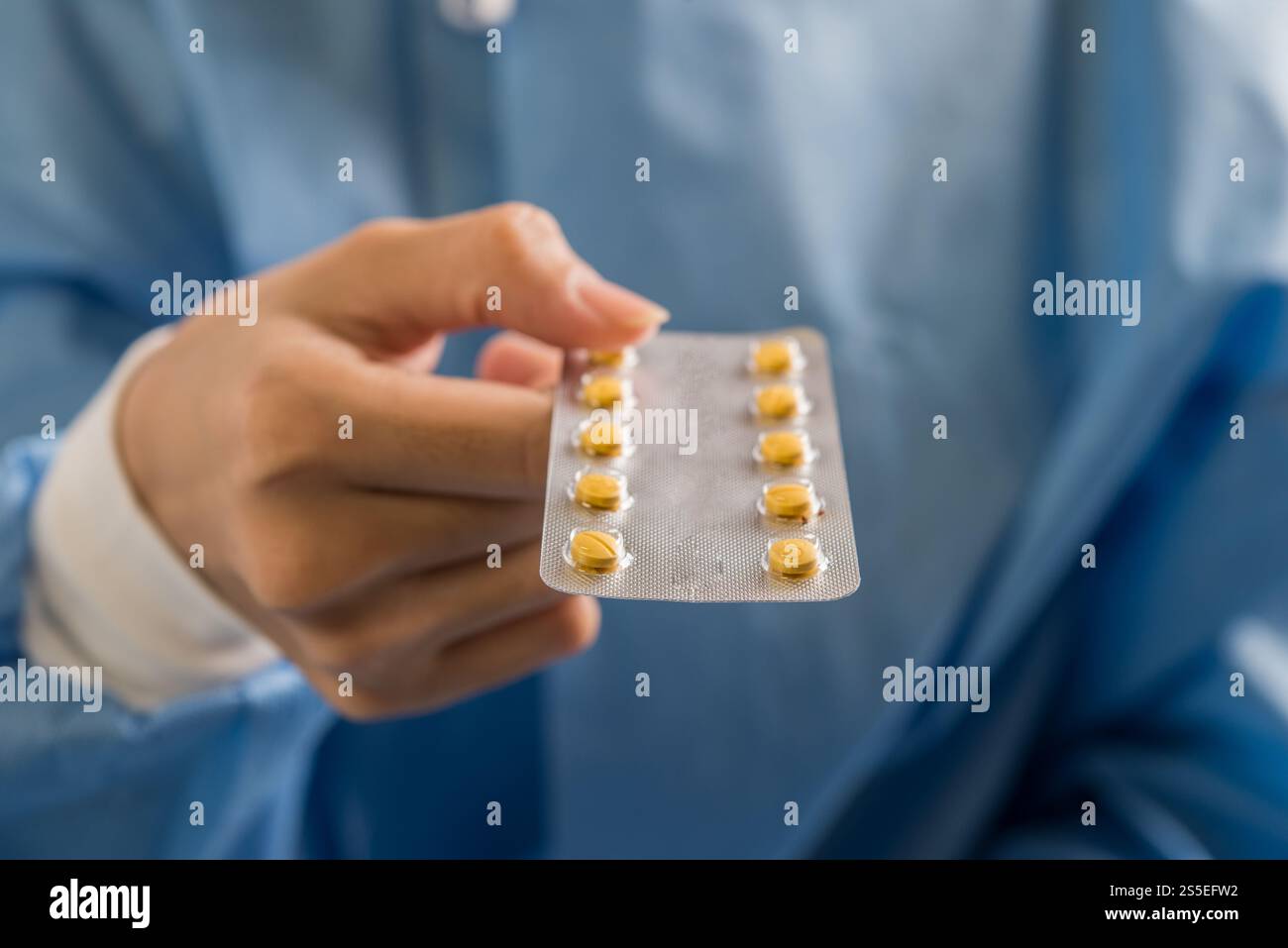 Donna farmacista titolare di prescrizione medica da ordine medico Foto Stock