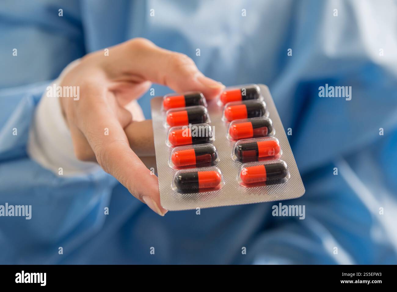 Donna farmacista titolare di prescrizione medica da ordine medico Foto Stock