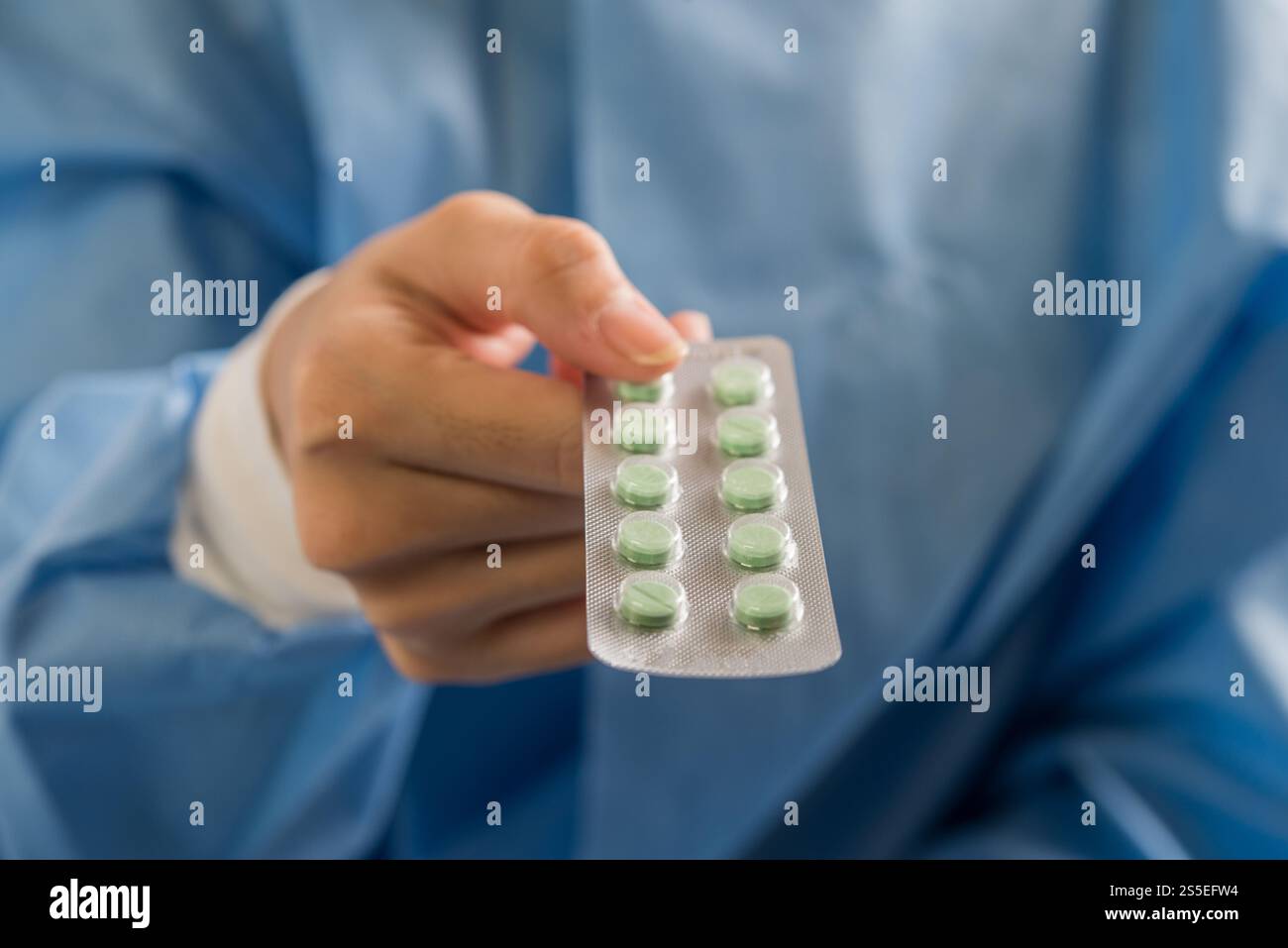 Donna farmacista titolare di prescrizione medica da ordine medico Foto Stock