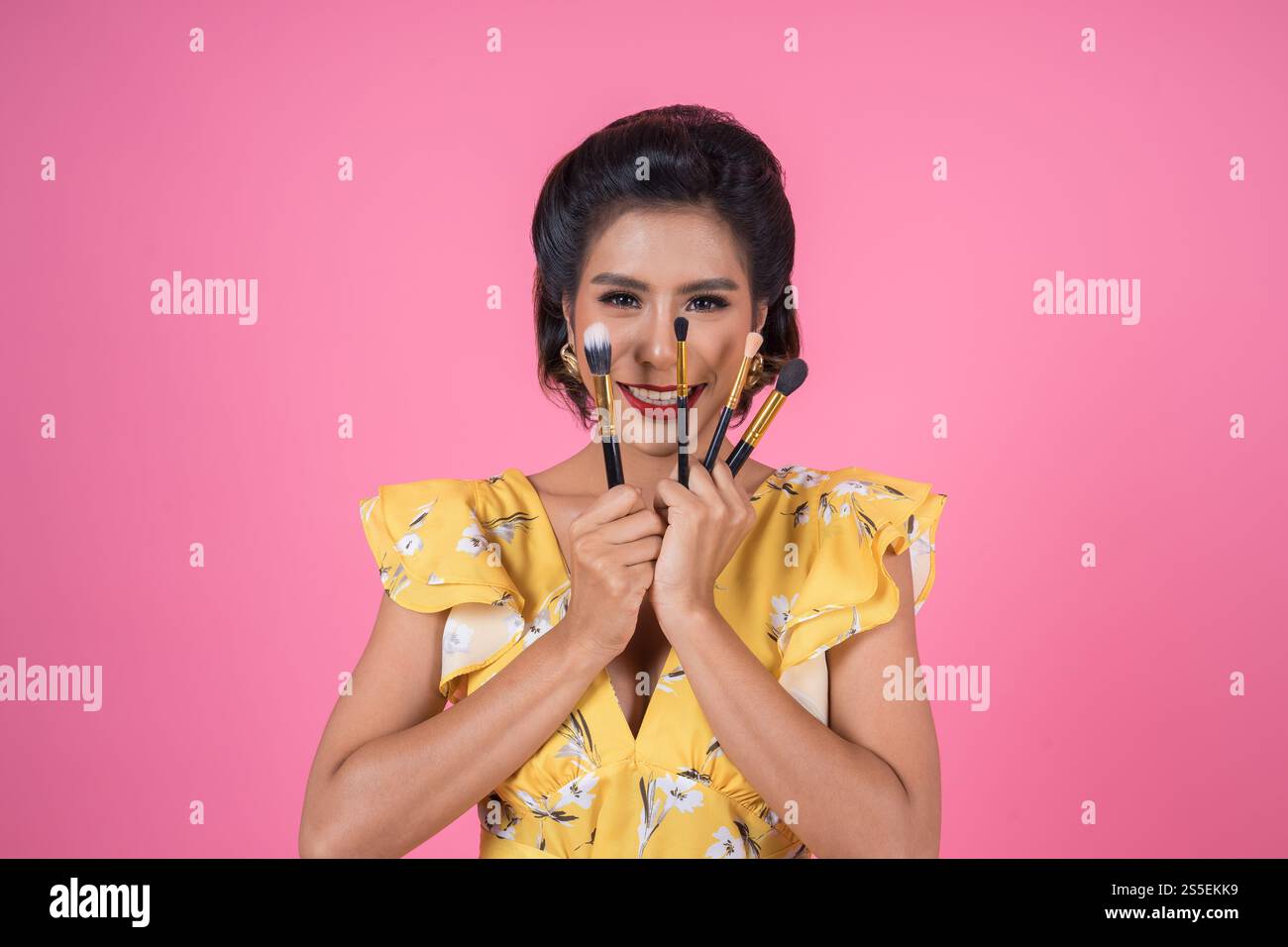 Ritratto di donna con makeup pennello professionale show Foto Stock
