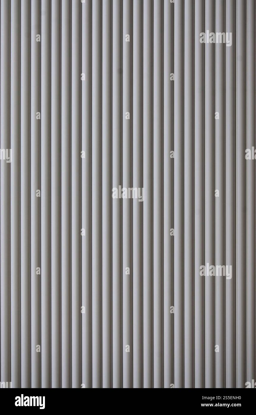 La struttura della porta o della finestra dell'otturatore di colore grigio chiaro. Cancelli o persiane in metallo per garage o negozi, struttura in lamiera, laminatura in acciaio Foto Stock
