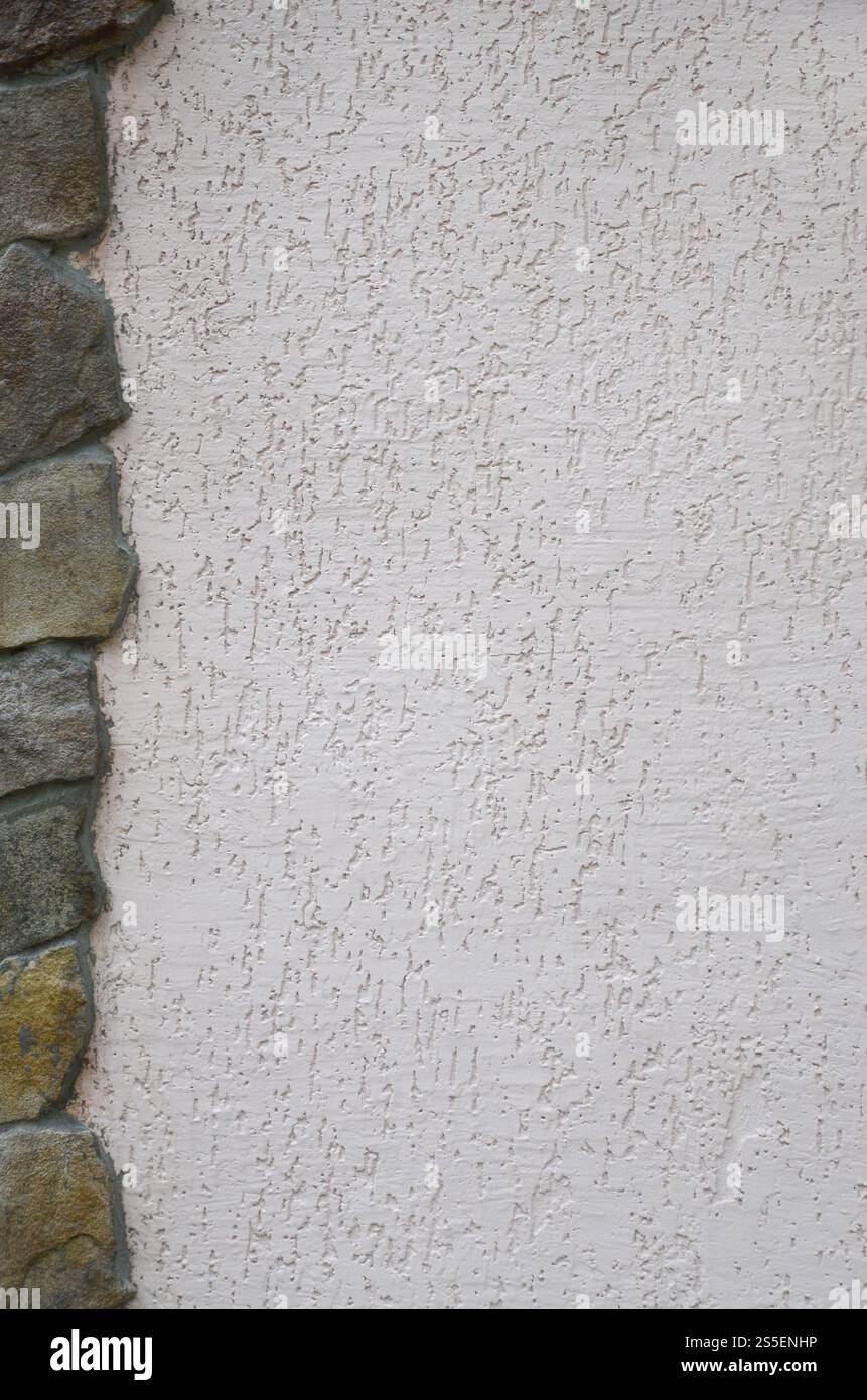 Parete in cemento bianco intonacato e trattato con una splendida cornice di pietre rettangolari piatte. Una quantità enorme di spazio per riempire il testo o il contenuto. Foto Stock