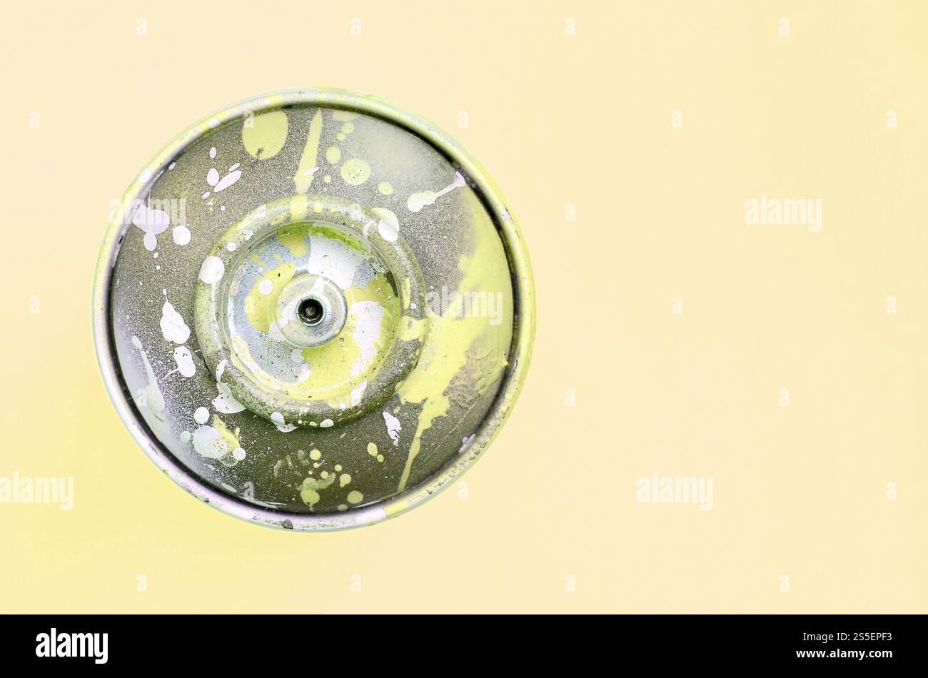 Unico utilizzato bomboletta spray per graffiti disegno giace su un color pastello sfondi. Arte di strada il concetto di pittura. Minima laici piana. Vista superiore Foto Stock