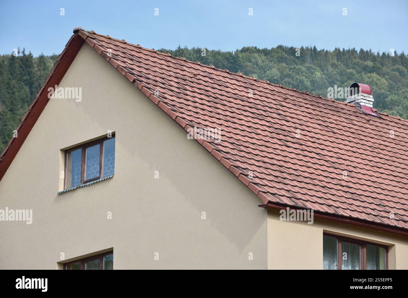 Il tetto di questa piazza e piastrelle di ceramica è rosso. Il vecchio tipo di rivestimento del tetto in ricche case del XIX secolo Foto Stock