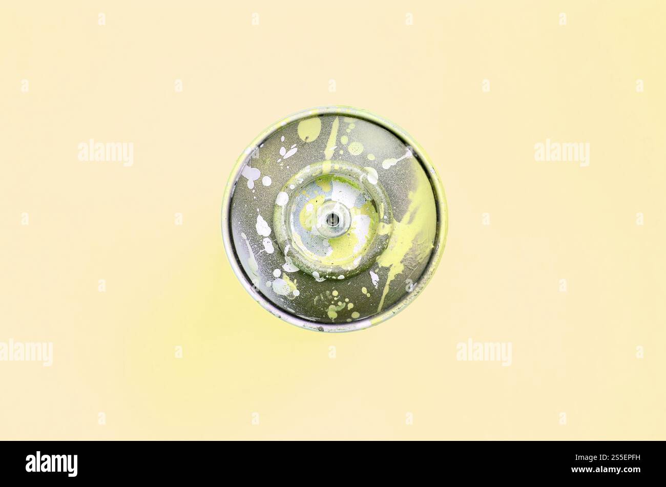 Unico utilizzato bomboletta spray per graffiti disegno giace su un color pastello sfondi. Arte di strada il concetto di pittura. Minima laici piana. Vista superiore Foto Stock