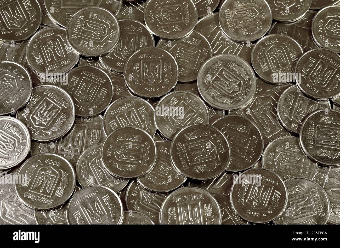 Una grande pila di monete da una banca Ucraina. Monete di tipo ucraino: Kopeck. Concetto per affari bancari, tasse, debito, prezzi e altri aspetti finanziari Foto Stock
