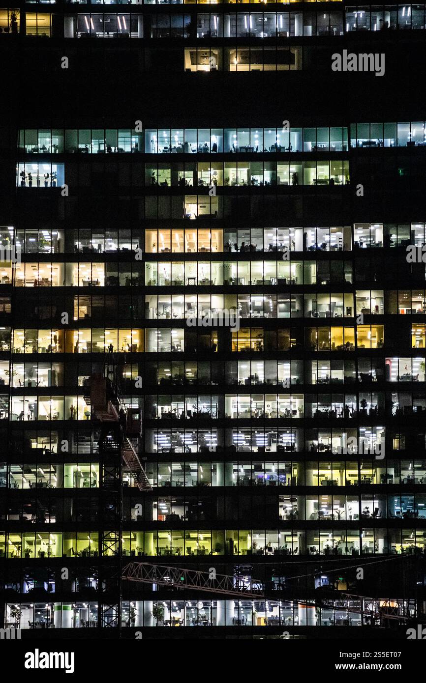 Sfondo urbano con uffici illuminati in grattacielo di vetro nel quartiere finanziario di Mosca in serata Foto Stock