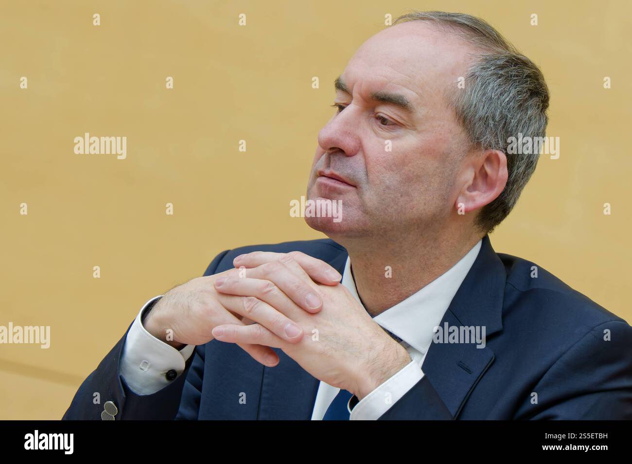 Hubert Aiwanger, Freie Wähler. 38. Plenarsitzung des Bayerischen Landtags . Wirtschaftsminister und stellvertretender Bayerischer Ministerpräsident Hubert Aiwanger, FW , in der Regierungsbank. München Bayern Deutschland Copyright: XRolfxPossx Foto Stock