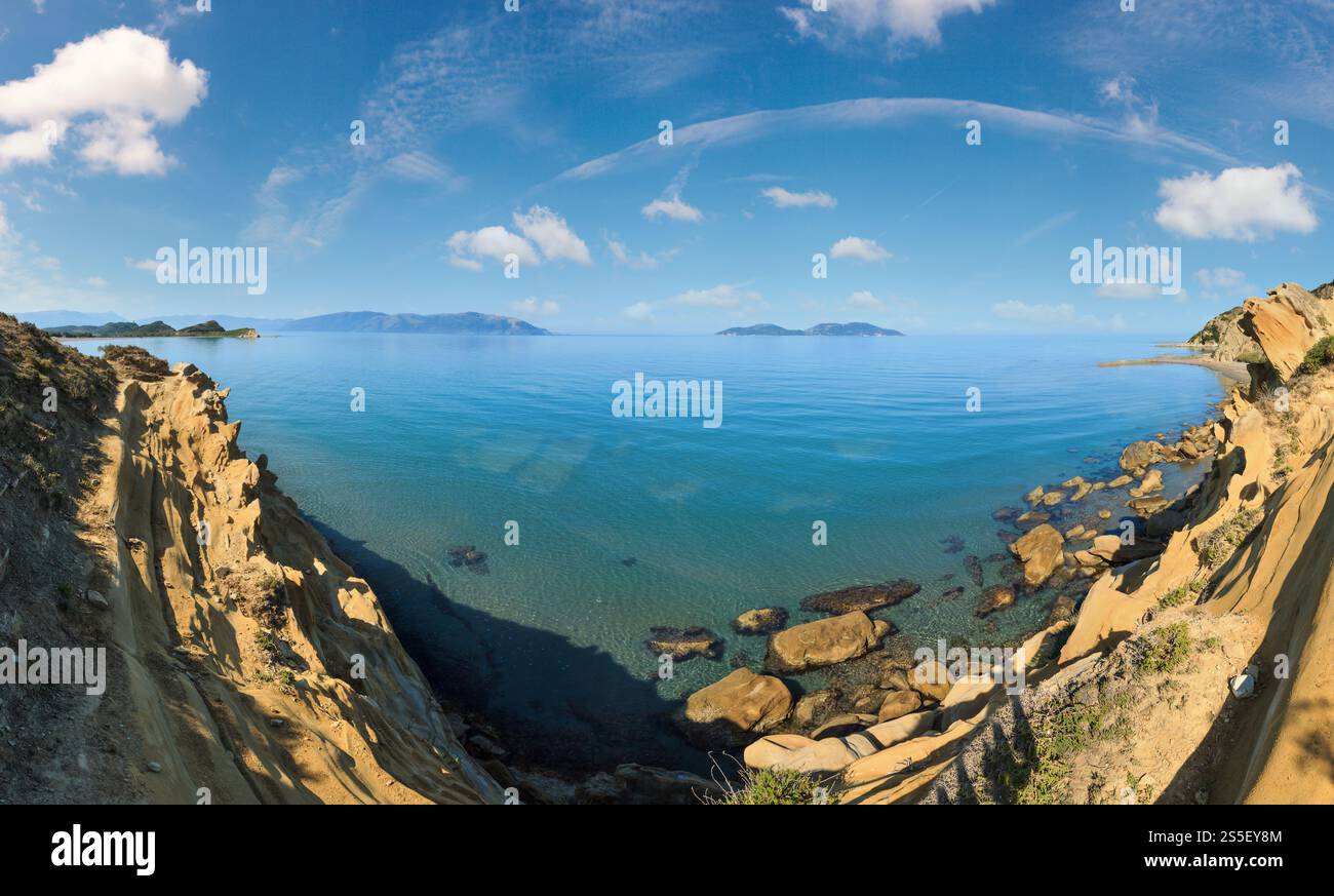Mattina mare costa rocciosa del paesaggio (Narta Laguna, Valona Albania). Tre colpi panorama di cucitura. Foto Stock