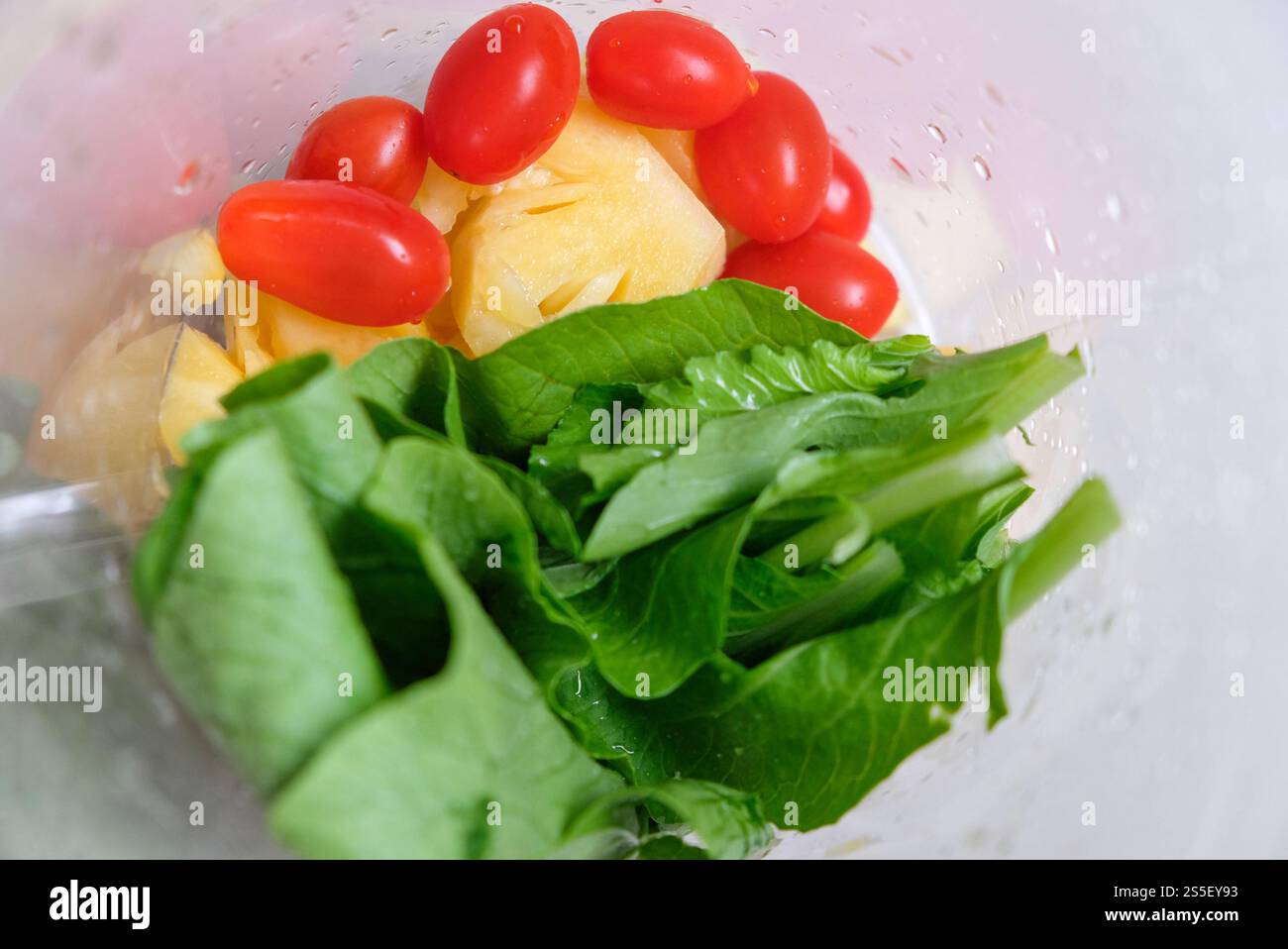 Succo di verdure con ingredienti di bok choy, pomodoro e ananas. Foto Stock