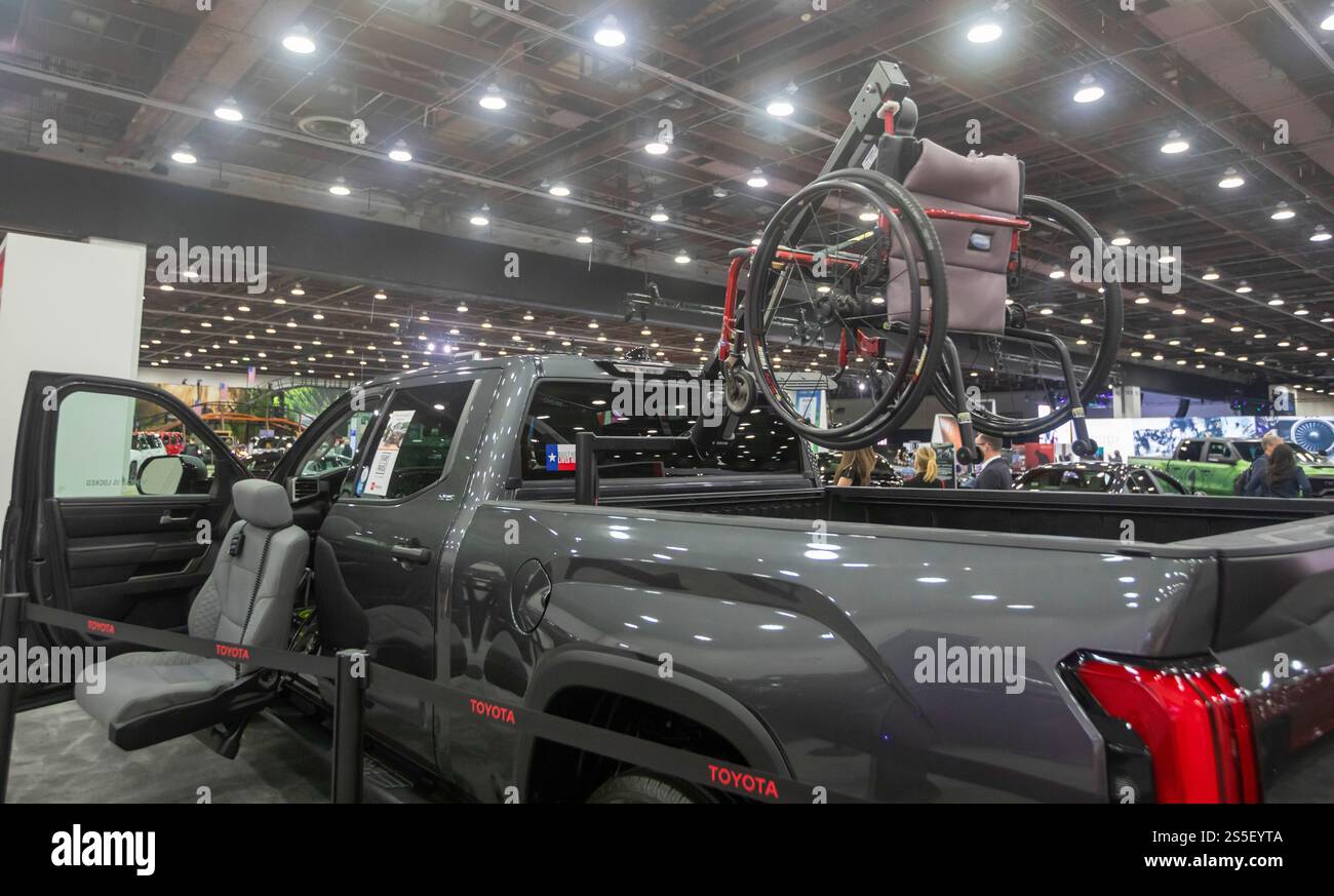 Detroit, Michigan, Stati Uniti. 10 gennaio 2025. Toyota Tundra con equipaggiamento adattativo post-vendita per utenti in sedia a rotelle. È stato esposto al Detroit Auto Show del 2025. Crediti: Jim West/Alamy Live News Foto Stock