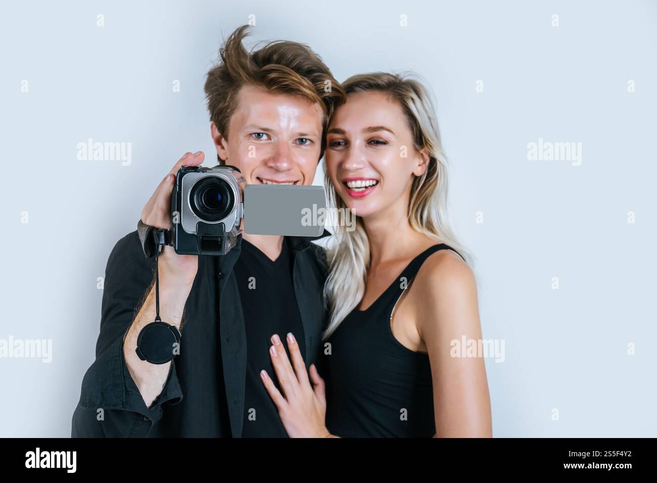 Felice ritratto di coppia che tiene la videocamera e registrare video clip Foto Stock