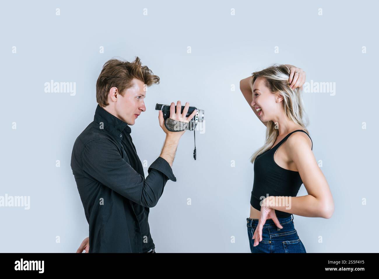 Felice ritratto di coppia che tiene la videocamera e registrare video clip Foto Stock