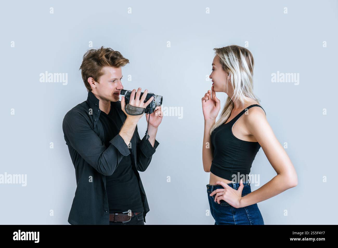 Felice ritratto di coppia che tiene la videocamera e registrare video clip Foto Stock