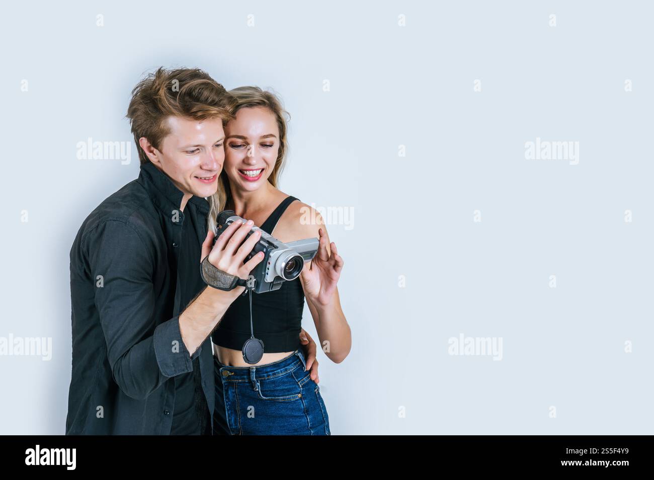 Felice ritratto di coppia che tiene la videocamera e registrare video clip Foto Stock