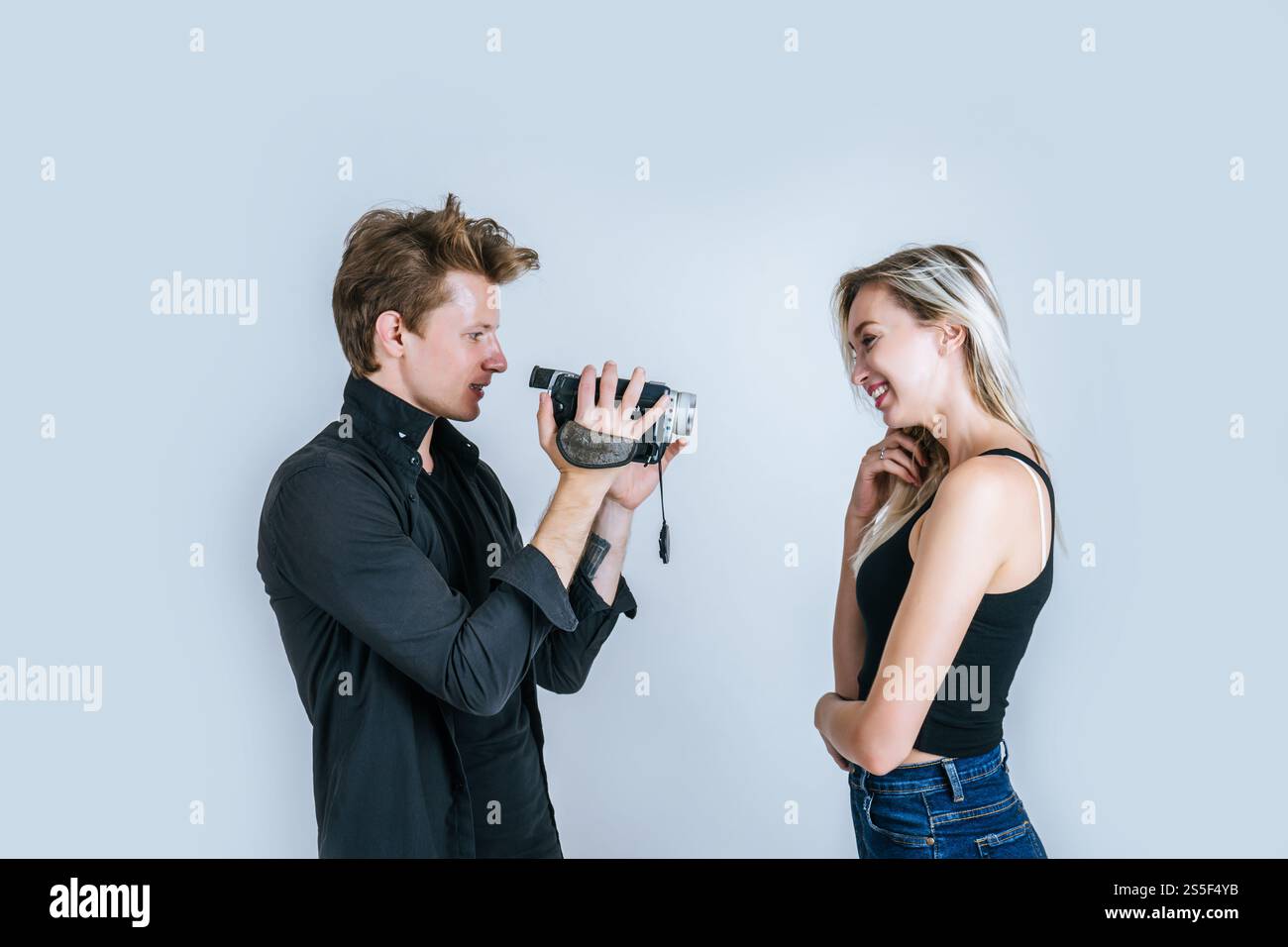 Felice ritratto di coppia che tiene la videocamera e registrare video clip Foto Stock