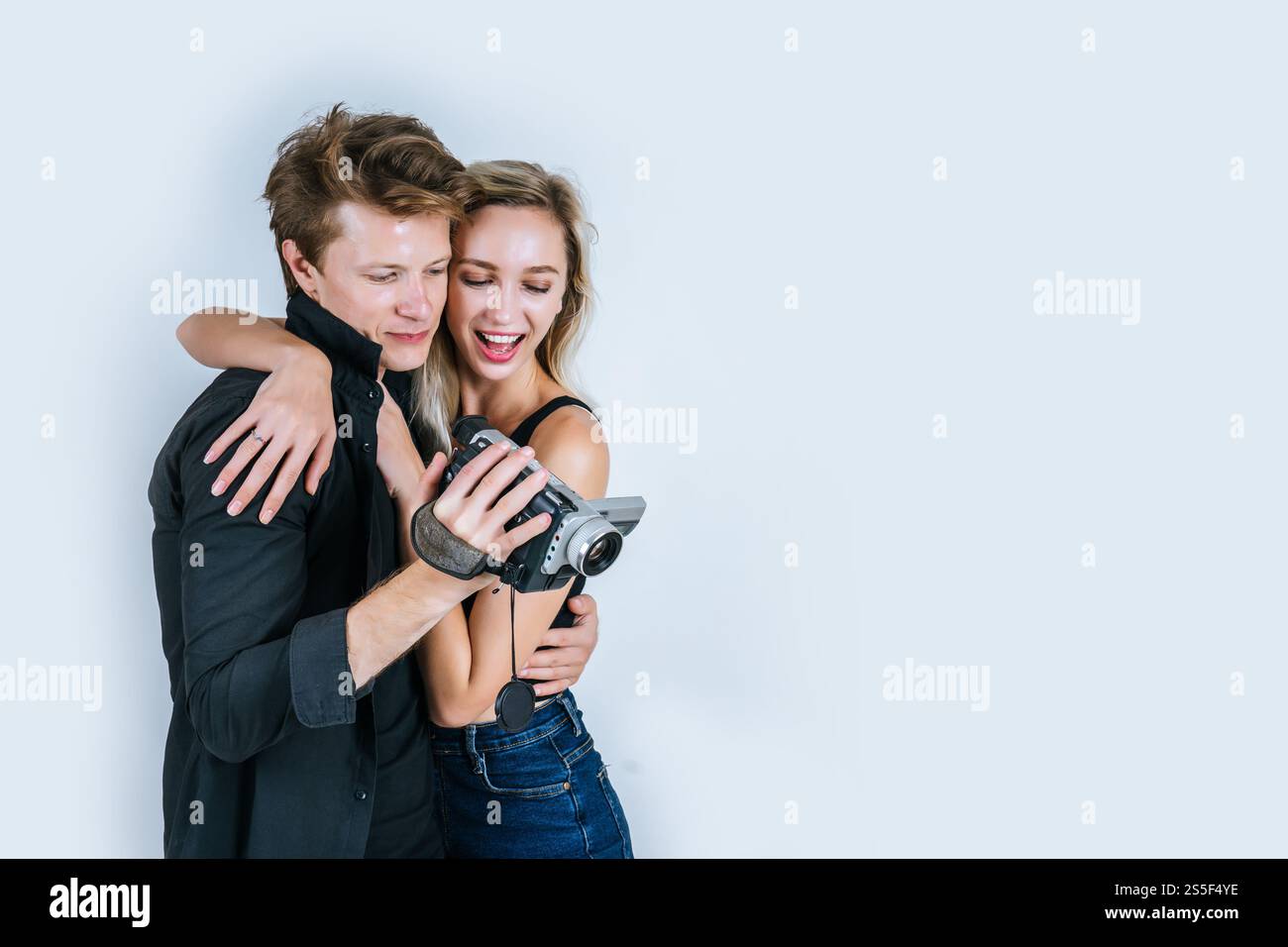 Felice ritratto di coppia che tiene la videocamera e registrare video clip Foto Stock