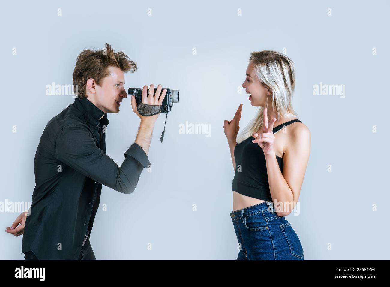 Felice ritratto di coppia che tiene la videocamera e registrare video clip Foto Stock