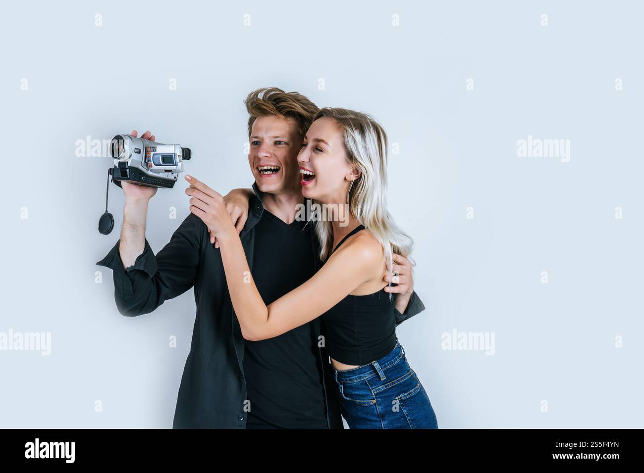 Felice ritratto di coppia che tiene la videocamera e registrare video clip Foto Stock