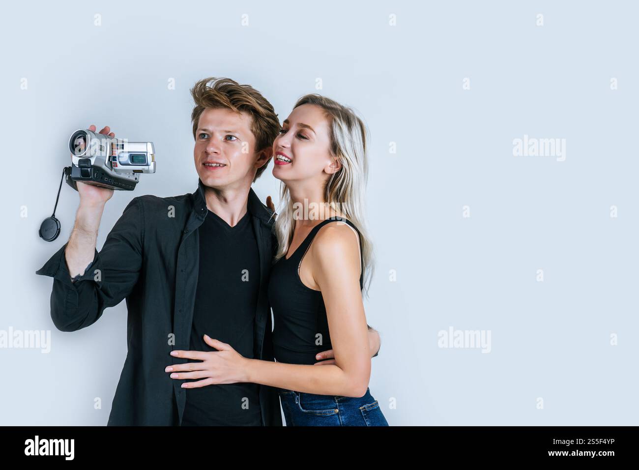 Felice ritratto di coppia che tiene la videocamera e registrare video clip Foto Stock