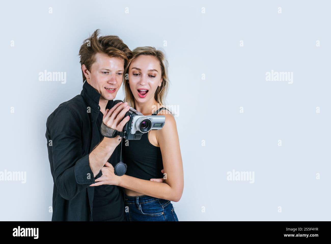 Felice ritratto di coppia che tiene la videocamera e registrare video clip Foto Stock