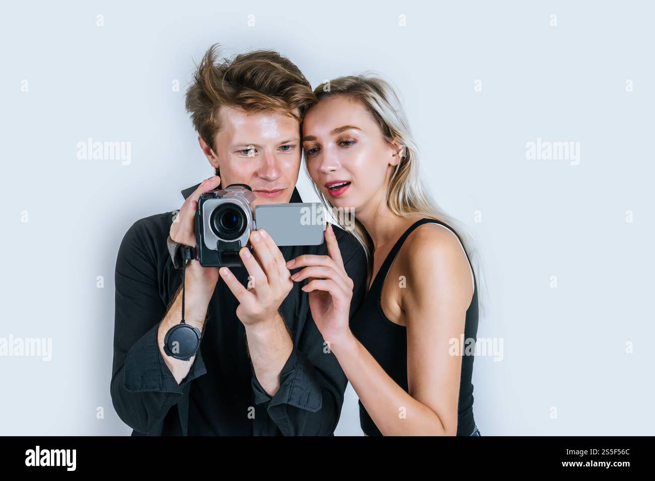 Felice ritratto di coppia che tiene la videocamera e registrare video clip Foto Stock