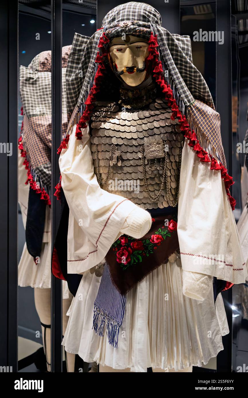 Costume giannizzero greco tradizionale di Naoussa, adornato da intricati dettagli metallici, vivaci nappine rosse e motivi ornati. Foto Stock