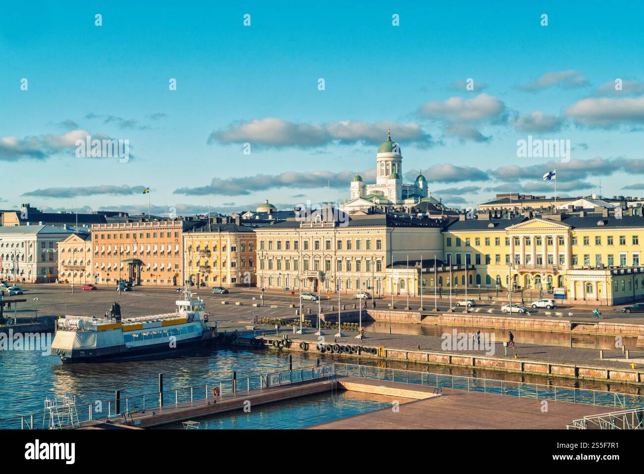 Vista del centro storico di Helsinki, con la sua architettura classica europea e la cattedrale di Helsinki sullo sfondo, Helsinki, Finlandia Foto Stock