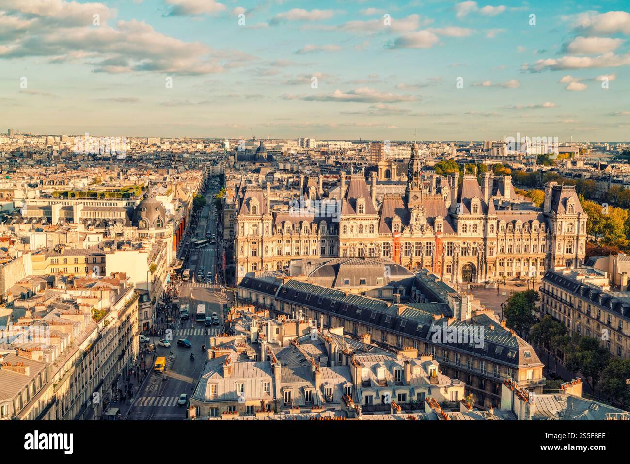 Vista delle strade parigine con edifici storici e il municipio sotto un cielo limpido, Parigi, Francia Foto Stock