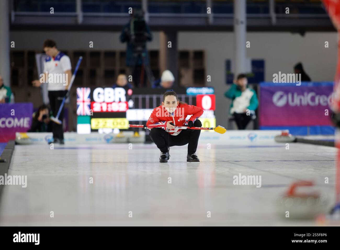 Torino, Italia. 14 gennaio 2025. Robyn Munro di GBR durante i Giochi Mondiali universitari della FISU, Curling semi Final tra Italia e Grait Britain il 14 gennaio 2025 a Palatazzoli, Torino. Crediti: Nderim Kaceli/Alamy Live News Foto Stock