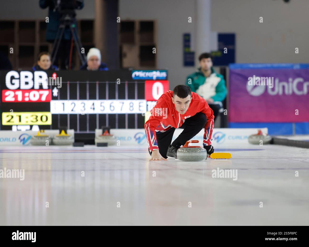 Torino, Italia. 14 gennaio 2025. Orrin Carson di GBR durante i Giochi Mondiali universitari della FISU, Curling semi Final tra Italia e Grait Britain il 14 gennaio 2025 a Palatazzoli, Torino. Crediti: Nderim Kaceli/Alamy Live News Foto Stock