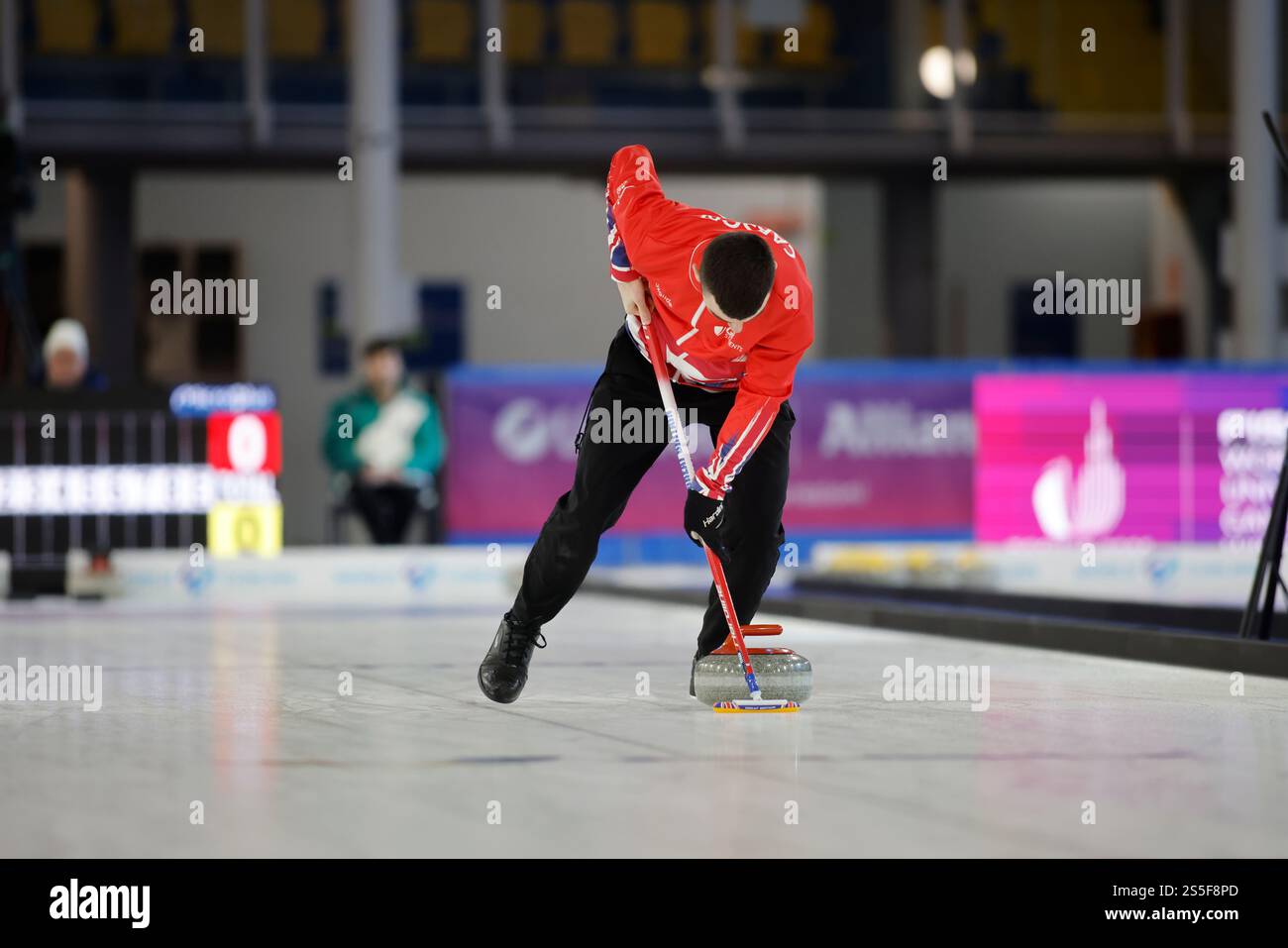 Torino, Italia. 14 gennaio 2025. Orrin Carson di GBR durante i Giochi Mondiali universitari della FISU, Curling semi Final tra Italia e Grait Britain il 14 gennaio 2025 a Palatazzoli, Torino. Crediti: Nderim Kaceli/Alamy Live News Foto Stock