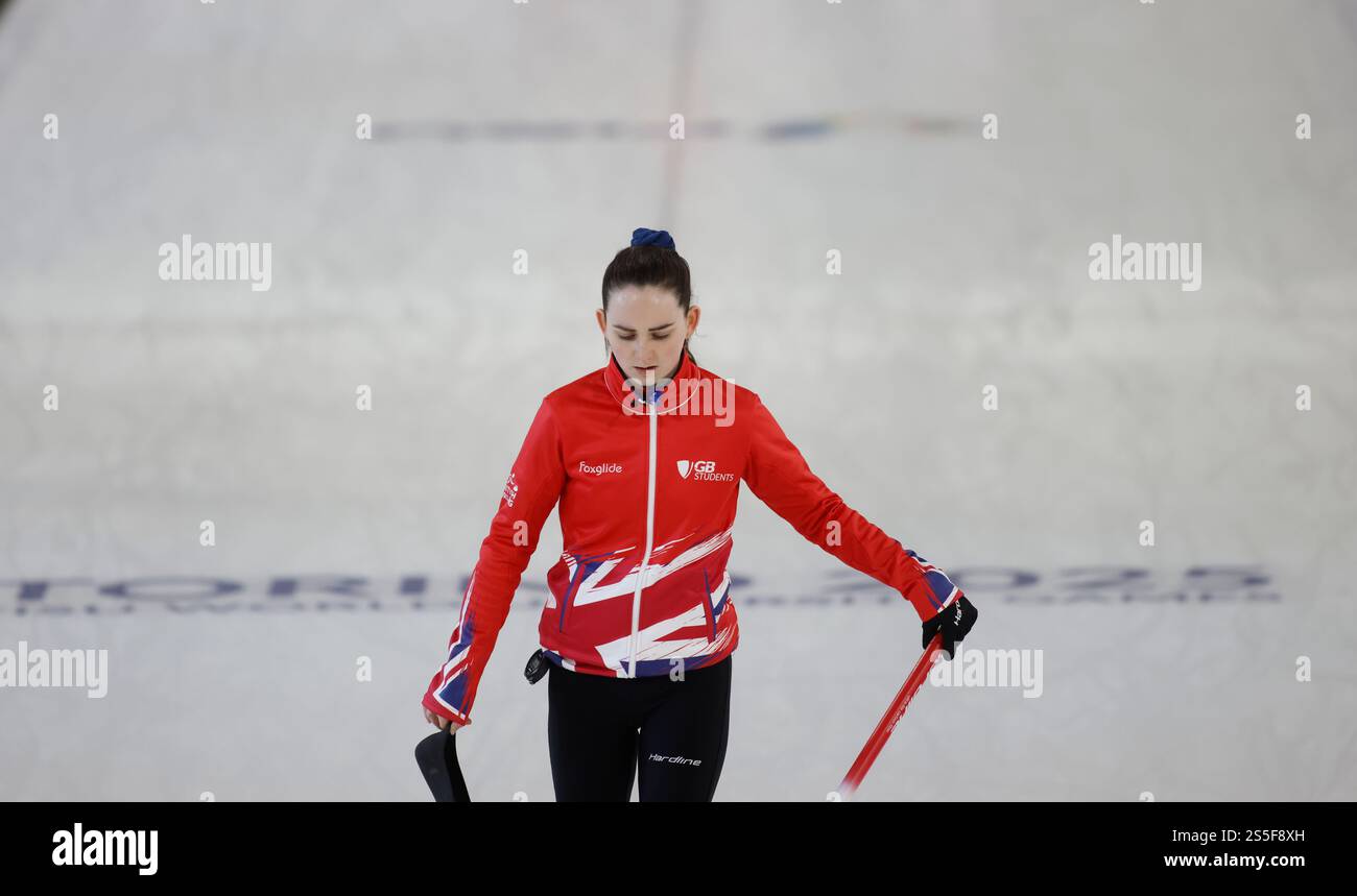Torino, Italia. 14 gennaio 2025. Robyn Munro di GBR durante i Giochi Mondiali universitari della FISU, Curling semi Final tra Italia e Grait Britain il 14 gennaio 2025 a Palatazzoli, Torino. Crediti: Nderim Kaceli/Alamy Live News Foto Stock