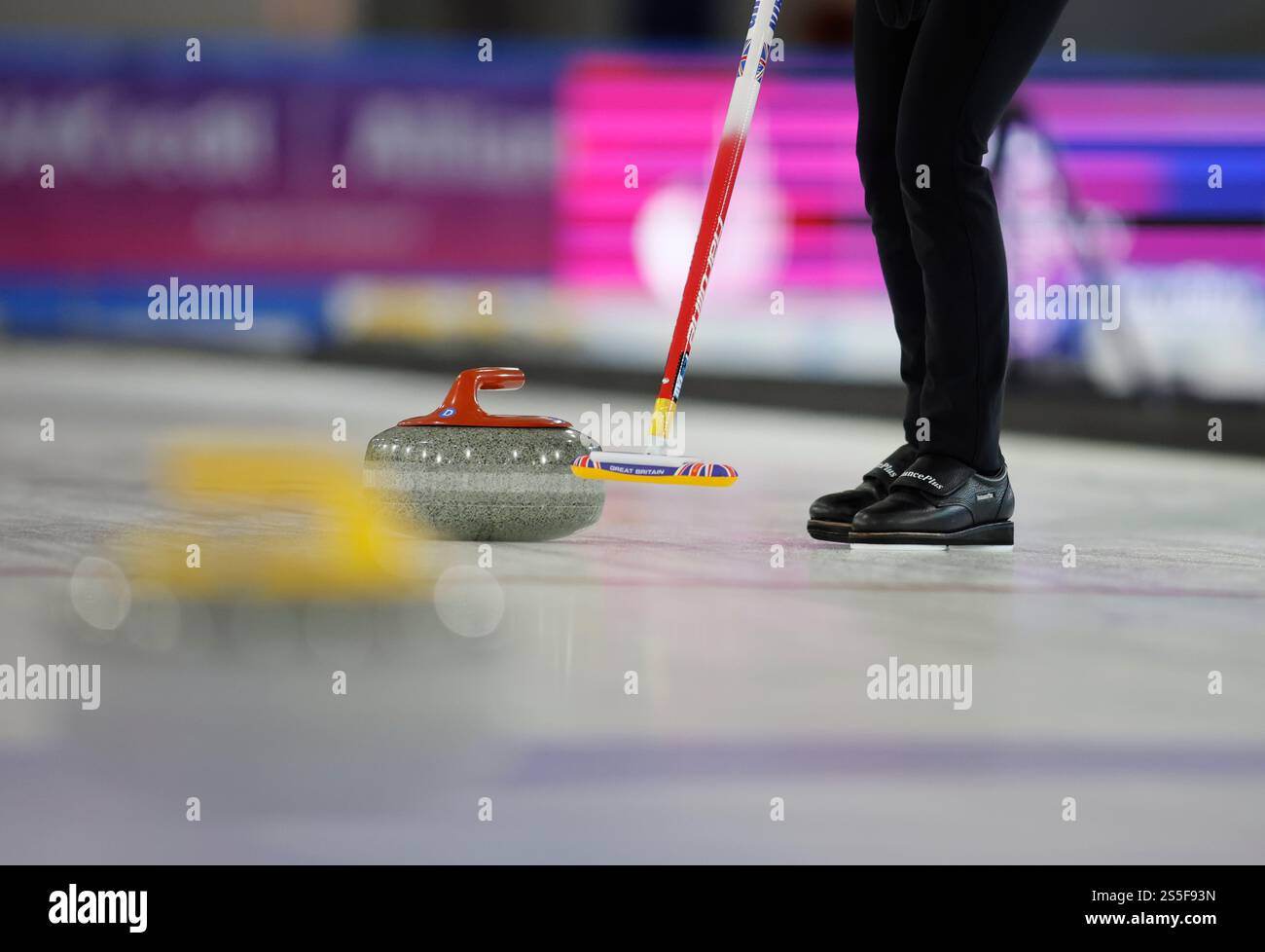 Torino, Italia. 14 gennaio 2025. Robyn Munro di GBR durante i Giochi Mondiali universitari della FISU, Curling semi Final tra Italia e Grait Britain il 14 gennaio 2025 a Palatazzoli, Torino. Crediti: Nderim Kaceli/Alamy Live News Foto Stock