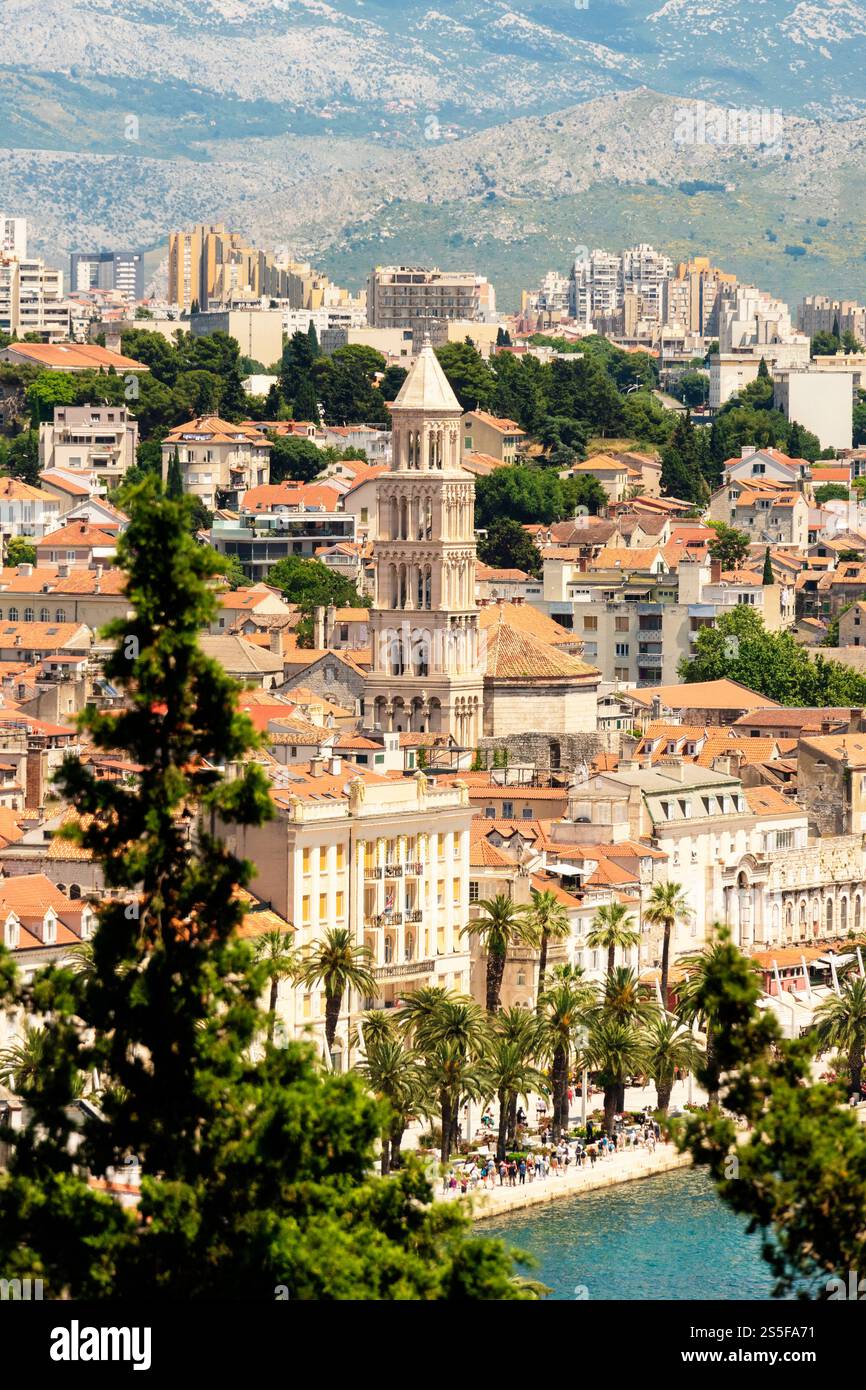 Vista aerea di una città costiera dall'architettura storica e di un importante campanile della cattedrale di San Domnio che si affaccia su un mare calmo, Spalato, Croazia Foto Stock