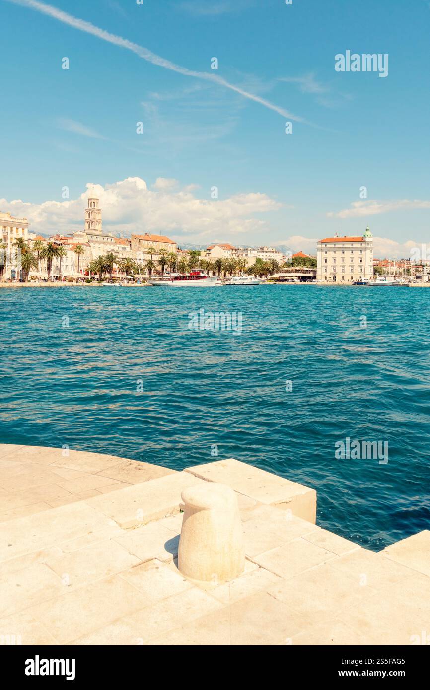 Una vista panoramica di un paesaggio urbano costiero della città di Spalato sotto un cielo blu con acque blu calme in primo piano e edifici storici sullo sfondo, la Croazia Foto Stock