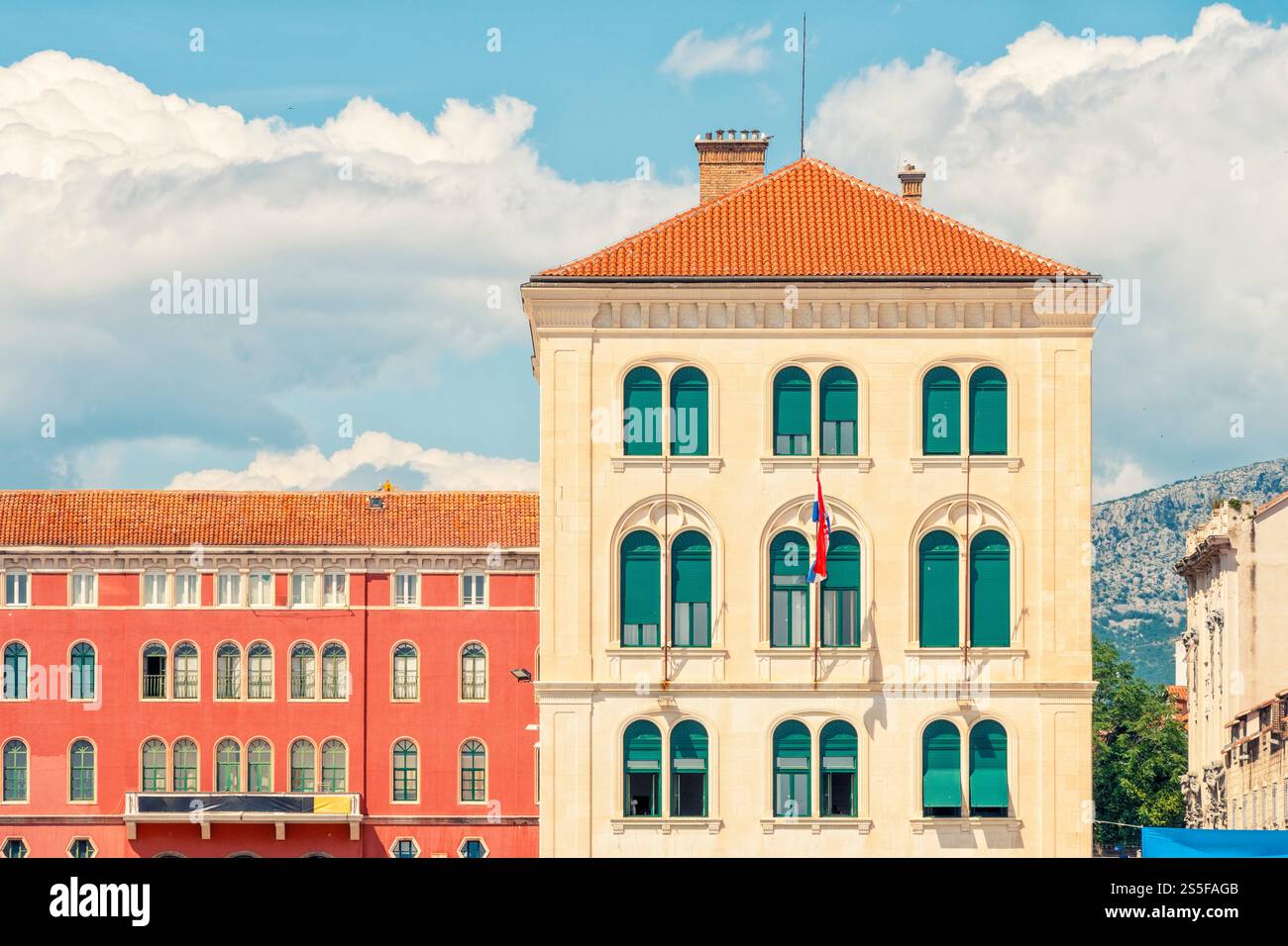 Una foto vibrante dell'architettura classica europea con un cielo azzurro e nuvole bianche sullo sfondo, Spalato, Croazia Foto Stock
