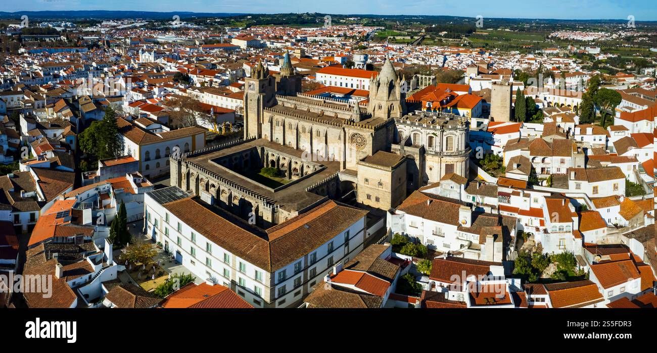 Viaggio in Portogallo, città medievale di Evora, patrimonio dell'umanità dell'UNESCO. Vista aerea panoramica del centro città e della cattedrale di Santa Maria Assunta Foto Stock