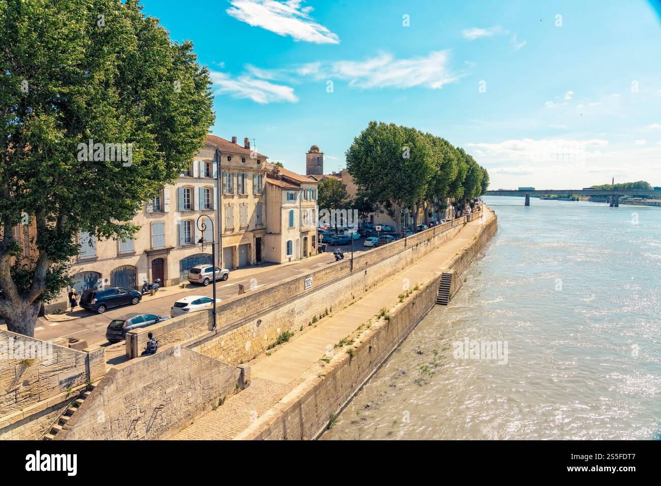 Lungomare della città di Arles sul fiume Rodano con cielo blu in estate, Arles, Francia Foto Stock