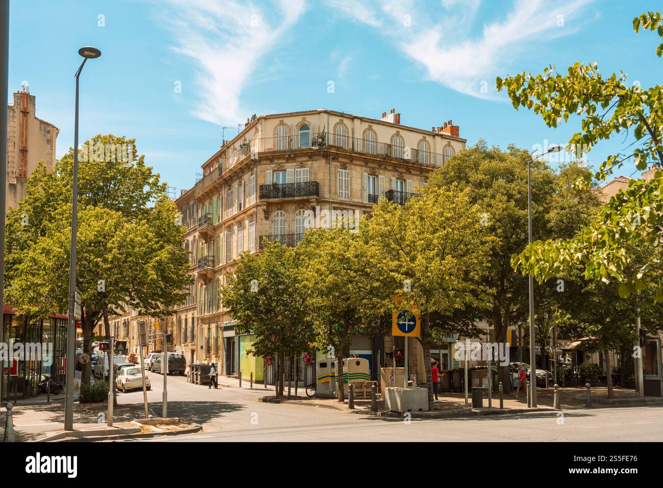 Vista di Marsiglia, angolo con edifici storici e lussureggianti alberi verdi, Marsiglia, Francia Foto Stock