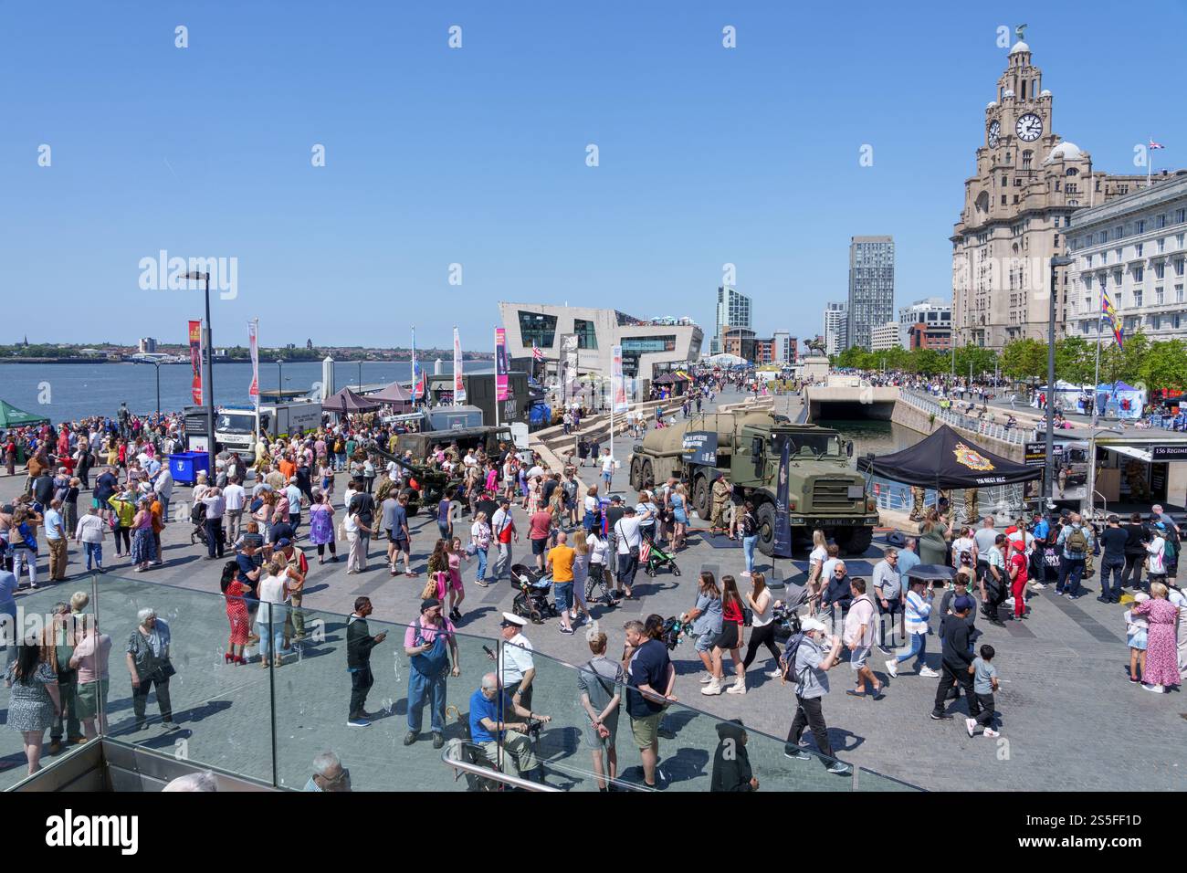 Folle di persone al festival Atlantic Wall di Liverpool Foto Stock