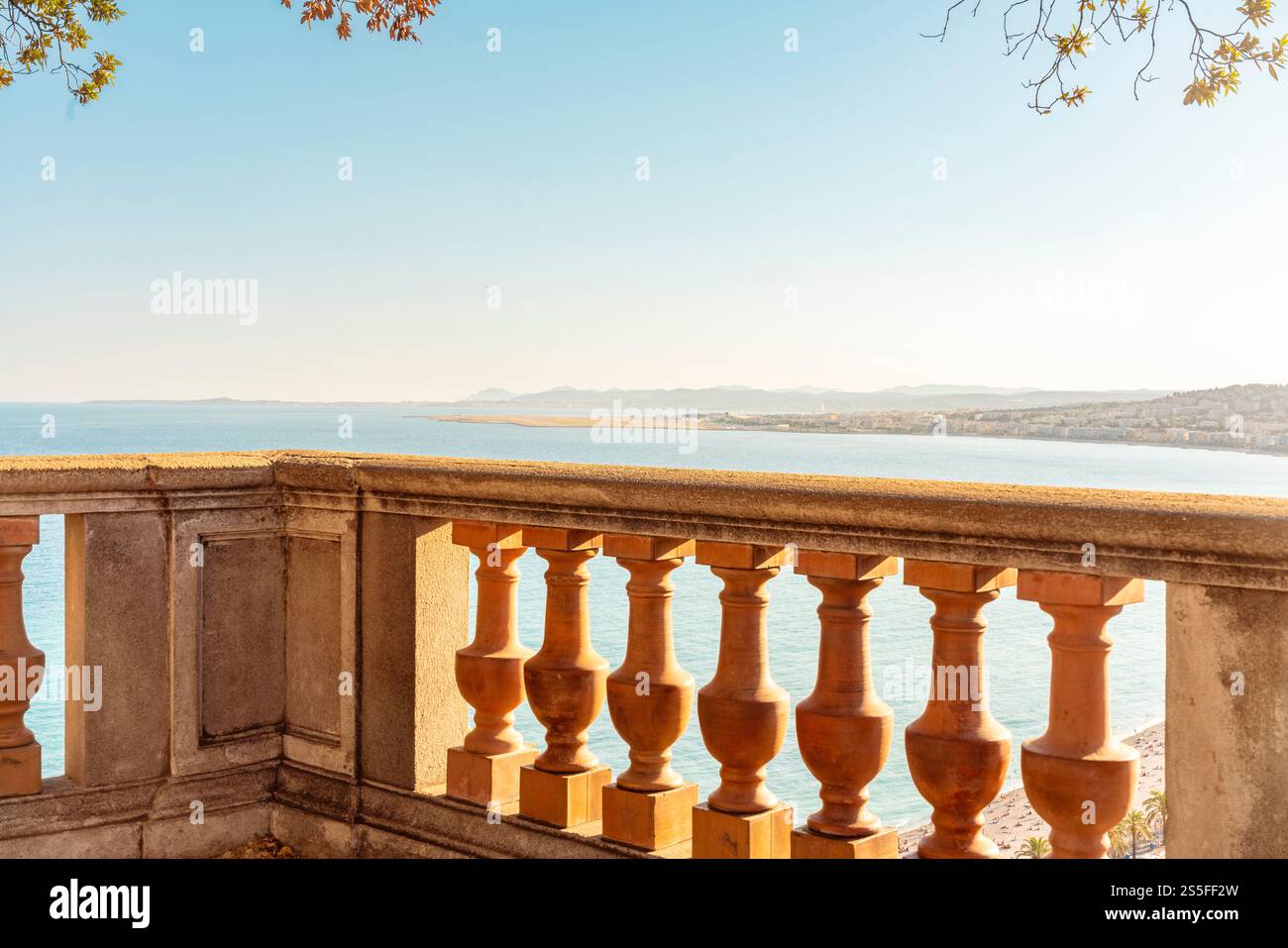 Terrazza con vista sulla Costa Azzurra e sul Mar Mediterraneo a Nizza, acque turchesi francesi, vista mare, costa, Francia, viaggi, turismo, panoramico, all'aperto, estate, soleggiato, lungomare, panoramico, vacanze, Europa, acqua azzurra, mare, acqua blu, rilassante, elegante, costa mediterranea, lusso, resort, tranquillo, destinazione, orizzonte, idilliaco Foto Stock