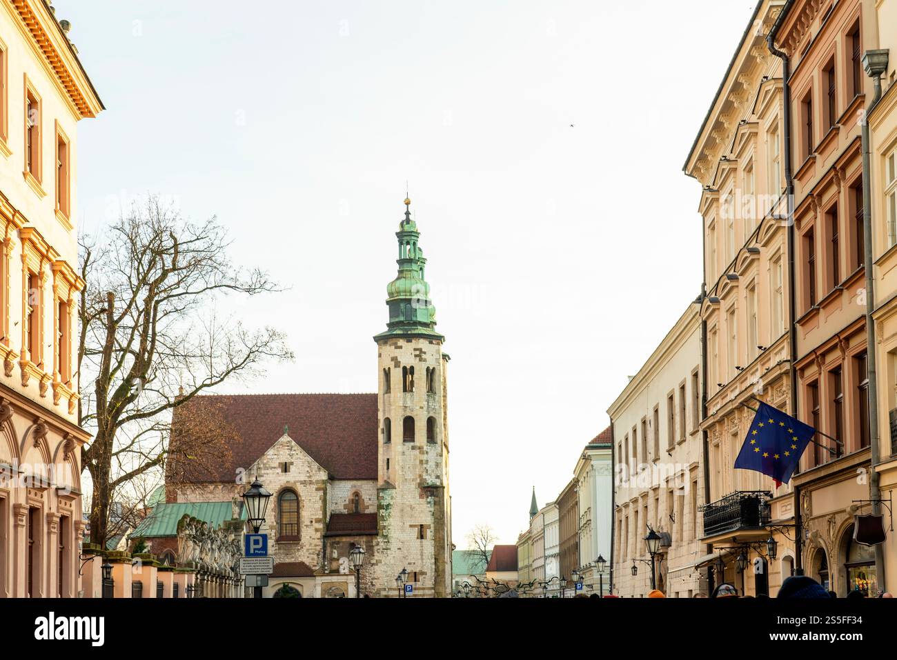 Una vivace scena di strada con pedoni e architettura storica, con la chiesa di Sant'Andrea e una bandiera dell'Unione europea, cracovia, Polonia Foto Stock