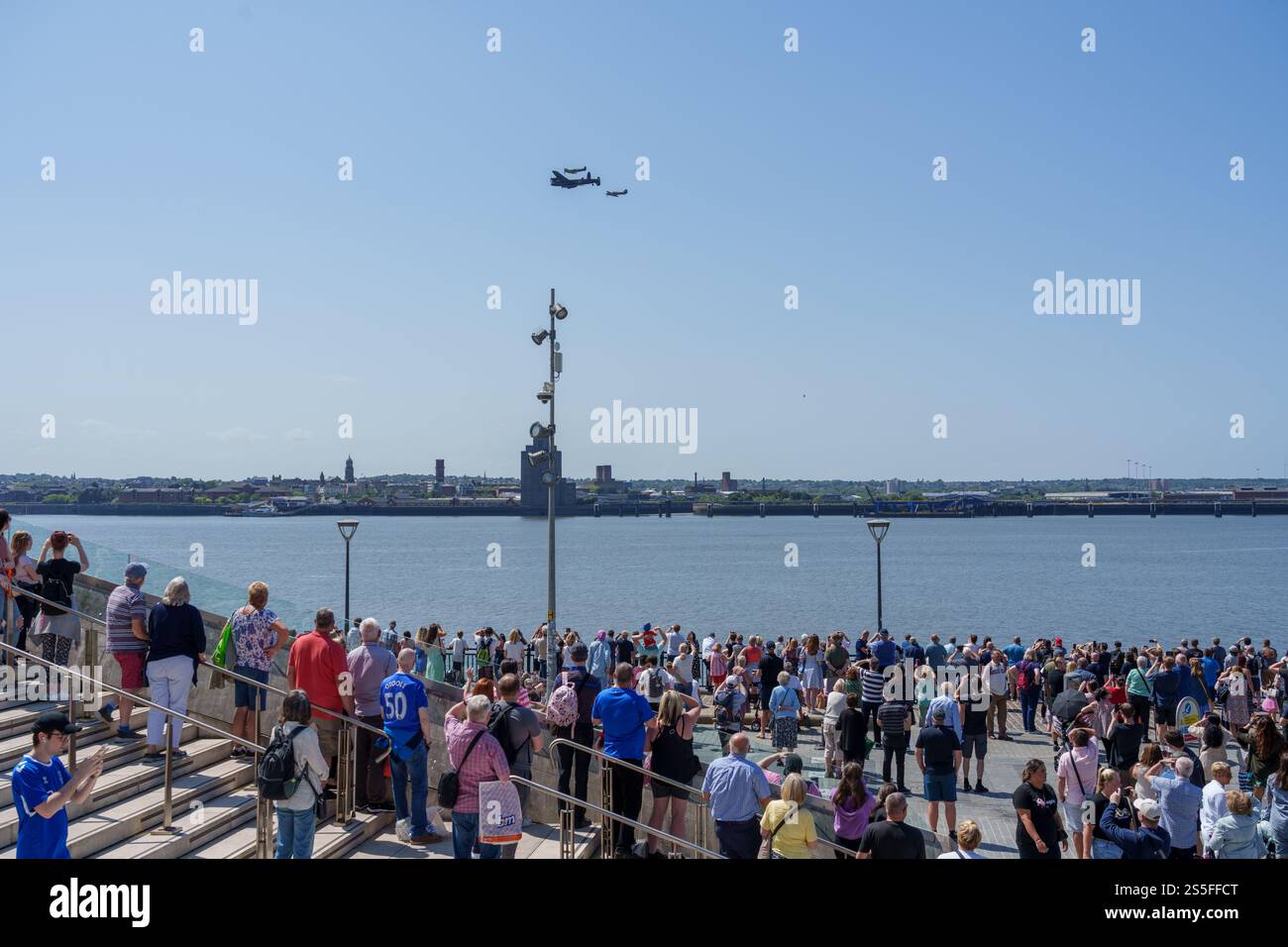 Folle di persone al festival Atlantic Wall di Liverpool Foto Stock