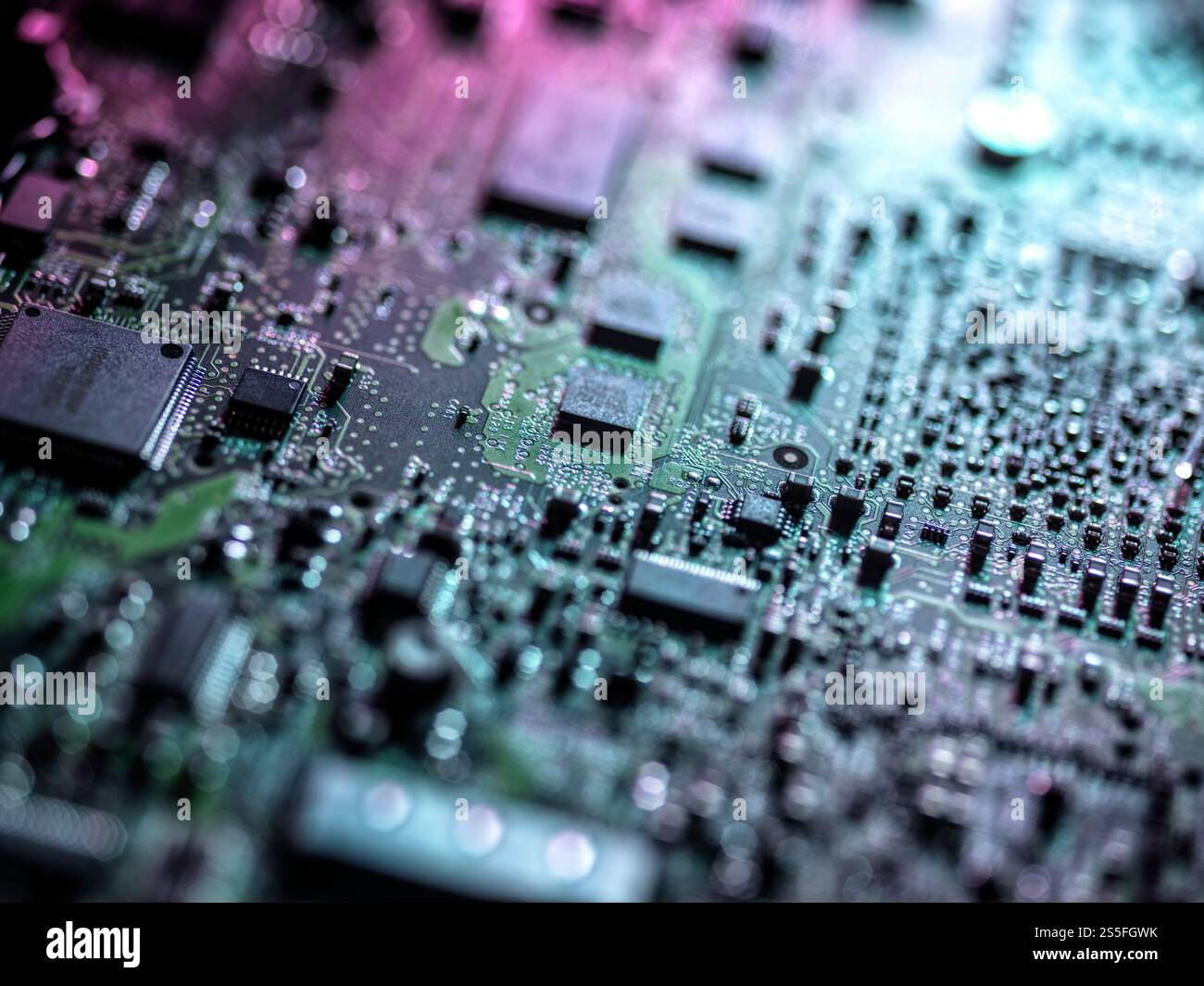 Primo piano dell'hardware del computer con chip e componenti elettronici Foto Stock